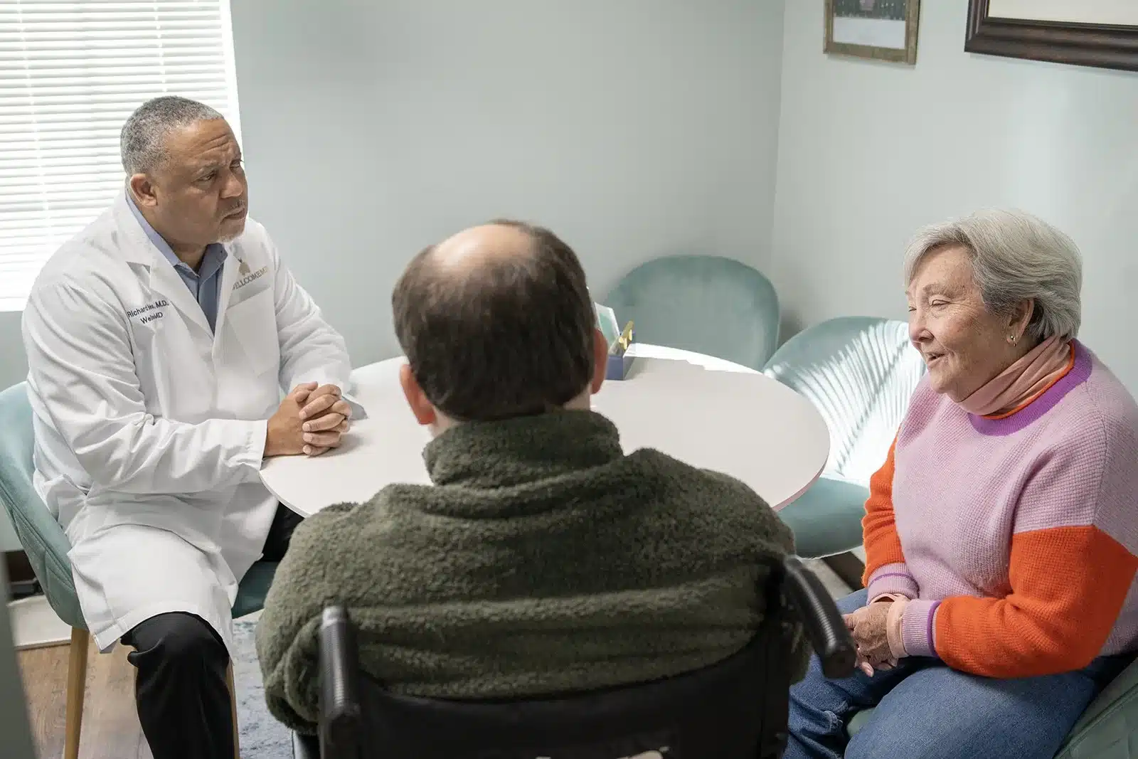 Wellcome+MD+-+Doctor+with+Patient+&+Mother+2 - WellcomeMD